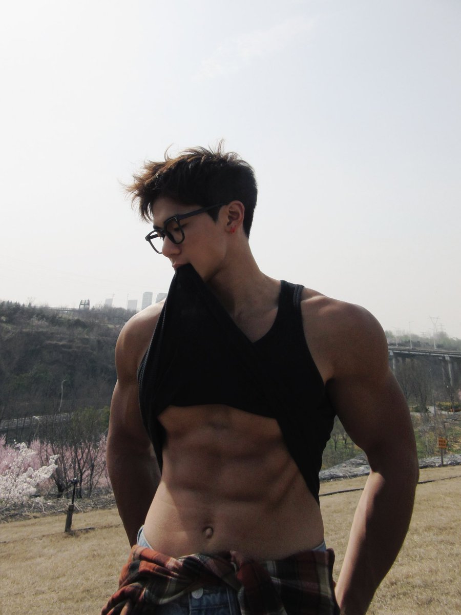 别看我小 tweet media