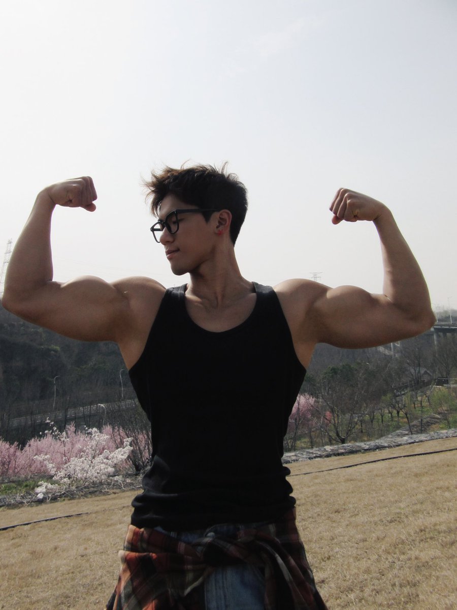 别看我小 tweet media