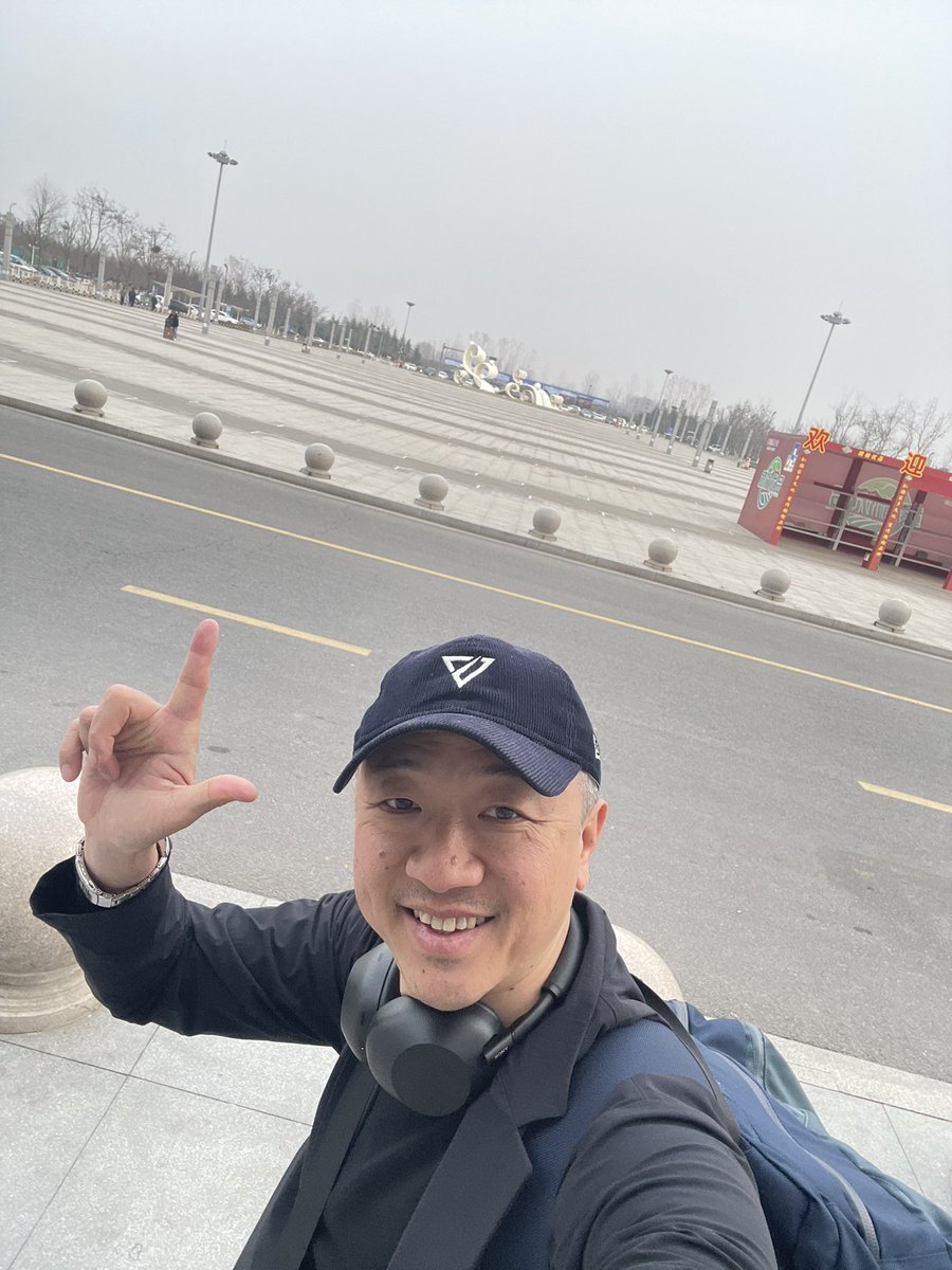 yoshida_parente's tweet image. 中国の新幹線初搭乗🚅
JR馬喰横山みたいなホームに突如現れる
最高速度197キロ
青島から広州へ

駅降りたら、なんもねえ。
とりあえずタクシーで都市部へ

#コンタクト社長
#レンズアップル
#WAVE
#青島
#広州