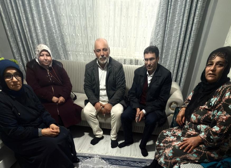 EKMBasaksehir's tweet photo. Bayramlar; gönüllerin birleştiği, sevginin paylaşıldığı en özel zamanlardır.
AK Parti Başakşehir EKM olarak, bu mübarek günlerde engelli kardeşlerimizi ve kıymetli ailelerini ziyaret ederek bayramın bereketini birlikte yaşadık. https://t.co/XpM7fvAwdg