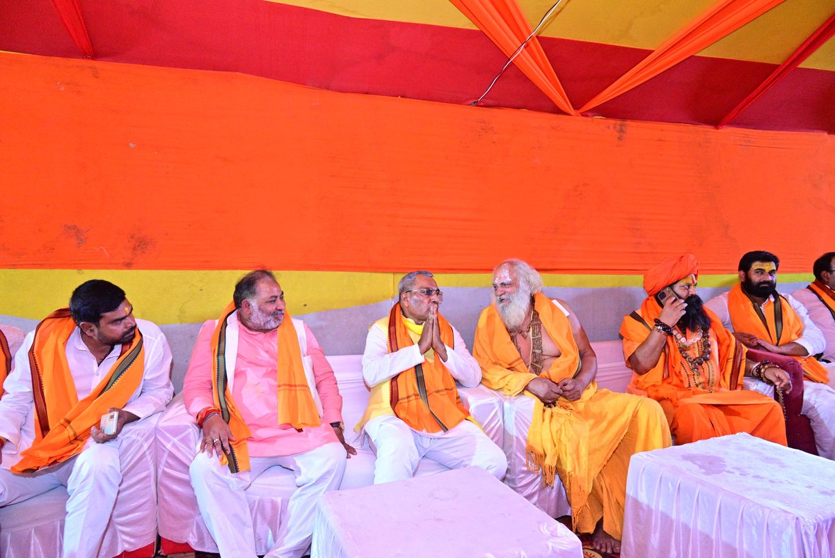 मर्यादा पुरुषोत्तम भगवान श्रीराम जी की नगरी राजघाट अयोध्या में श्रीराम-नवमी के पावन अवसर पर भारत के महान मनीषी संत परम पूज्य श्रीत्रिदण्डी स्वामी जी महाराज के शिष्य श्रीजीयर स्वामी जी महाराज "बक्सर' के पावन उपस्थिति में आयोजित श्रीलक्ष्मीनारायण महायज्ञ सह
श्रीहनुमत्-श्रीराम