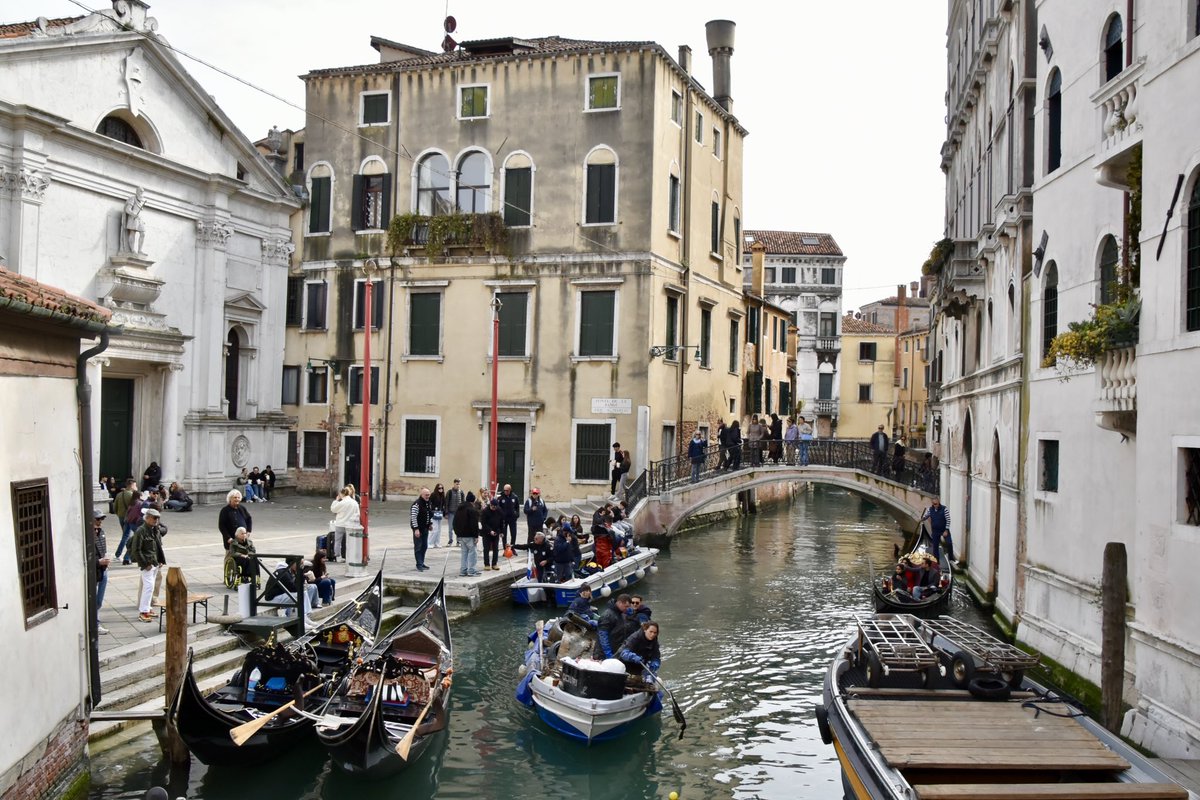 comunevenezia's tweet image. ‼️ Immersione da #record questa mattina, a #Venezia, per i @GondolieriSub.

🔹 Sono stati recuperati più di 17 quintali di rifiuti sommersi: numerosi pneumatici, un’inferriata antica lavorata in stile veneziano del peso di 100 kg, tubi innocenti, una batteria, due monopattini,