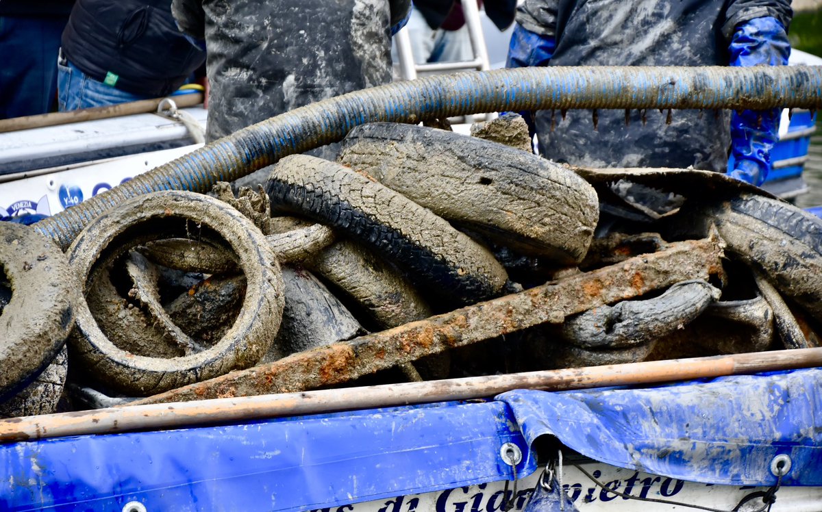comunevenezia's tweet image. ‼️ Immersione da #record questa mattina, a #Venezia, per i @GondolieriSub.

🔹 Sono stati recuperati più di 17 quintali di rifiuti sommersi: numerosi pneumatici, un’inferriata antica lavorata in stile veneziano del peso di 100 kg, tubi innocenti, una batteria, due monopattini,