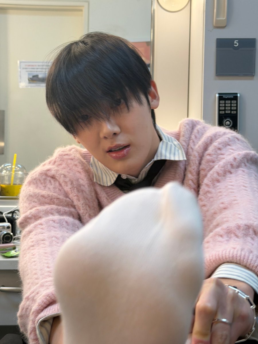 0123ysh's tweet photo. 아잇 (코를막으며) https://t.co/NNpQevu1Md