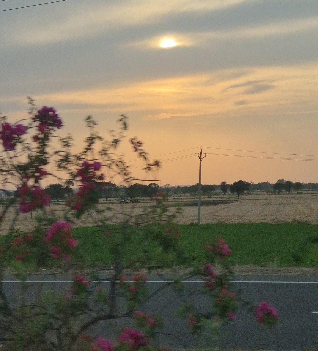 bronz_O_Genius's tweet image. Sunset captured in camera 🤳😍

Kaisa laga ?😊
#Goodevening ☕ 
#TravelDiaries