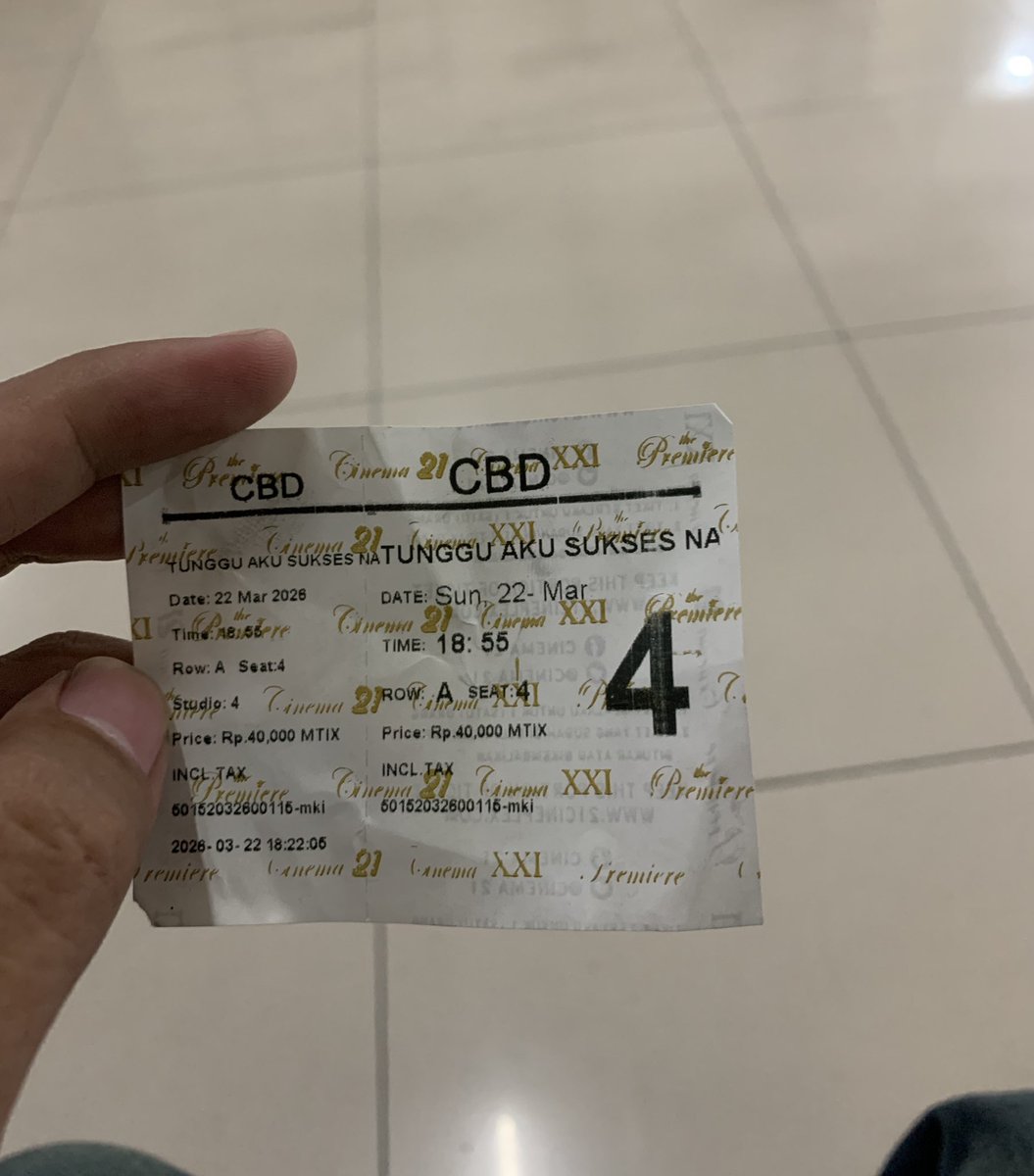 nonton ini tidak ada ekspektasi apa2, alasan nonton cuma karna soundtracknya perunggu.

pas ditonton
BUSEEEETTTTTTT BANGGGGGG APAKAH INI MYKISAH?? 
se-neraka itu emang kumpul keluarga😭😭😭😭😭😭😭

nonton sendiri
kiri kanan gua laki idungnya srat srot srat srot juga😭😭😭