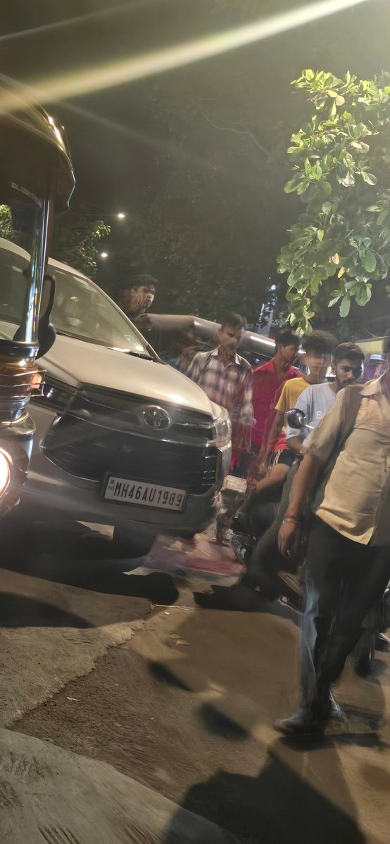 mickey_06980's tweet photo. @MTPHereToHelp parked right in the middle of the road on Vaikunthlal road opposite sahakari bhandar. Calls for a sure Challan https://t.co/go3059QpW4