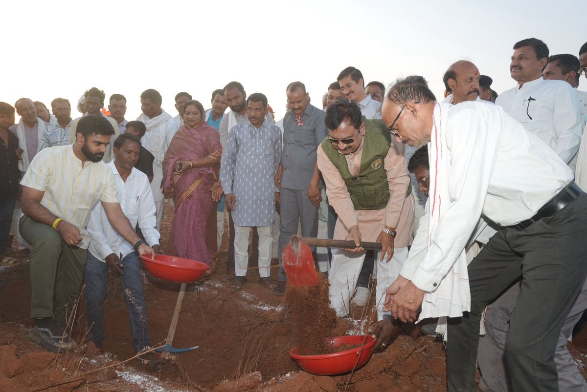 projskhandwa's tweet image. ✅ "जल है तो कल है, जल ही जीवन है" -मंत्री डॉ. विजय शाह , "जल गंगा संवर्धन अभियान" के तहत मंत्री डॉ. शाह ने ग्राम लंगोटी में किया श्रमदान

Read More : facebook.com/share/p/1JRfxJ…

@CMMadhyaPradesh 
@DrMohanYadav51 
@JansamparkMP 
@minprdd 
@minmpwrd 
#jal_Ganga_samvardha_MP
#KHANDWA