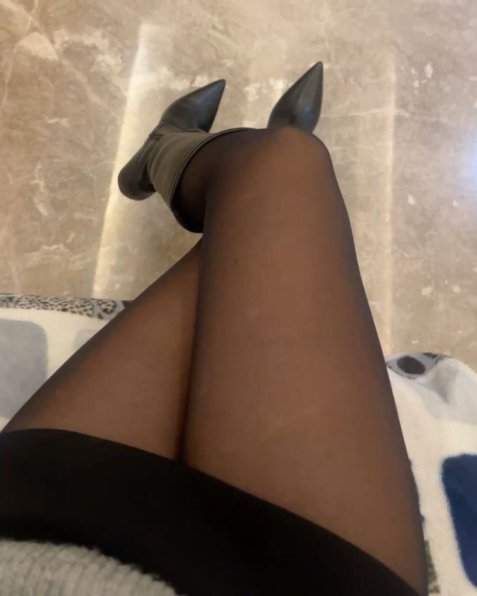 ReineSarah75's tweet photo. Qui vient faire le repose pied? 🐕

#moneyslaves #fetichistes #fetichistespieds #moneysalve https://t.co/4jUYXsFsE5