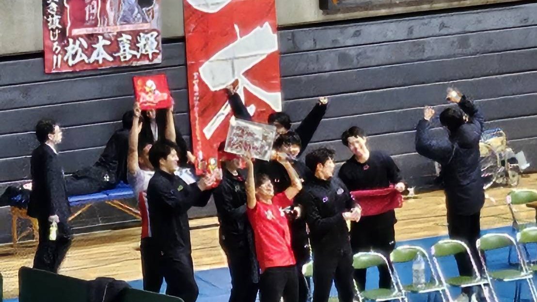 cetomohiro's tweet photo. 改めて、富士通カワサキレッドスピリッツのアリーナMC兼公式応援ソングの歌唱を担当させて頂き、誠にありがとうございます！

MC、歌唱、音響と演出周りの一端を担わせて頂き、心から感謝です！

会場の皆さんにお楽しみ頂けるように、選手が気持ちよくプレーが出来るように、そして何よりも勝利のために、全身全霊を込めて務めさせて頂きました。

以前からチームを応援していらっしゃる皆さんも、今季初めて見にいらした皆さんも、一緒に応援してくれて嬉しかったです！

日頃から私のライブやラジオ等で繋がってくれている方や、以前のチームで見てくれていた方もたくさん会場に来てくれて、大変感激しました！

そして何より、私を受け入れて役を授けて下さったチーム関係者の皆さん、大会関係者の皆さんには、心から感謝しています。

回顧すると、やりたかったこと、出来たことがまだまだありました。

この思いは来季へ向けて膨らませ、また任せて頂けるのであれば、今季より更に大きな熱気を生み出していきます！

より多くの方々と一緒に応援し、興奮を共有することを目標に、今後も自分のエンタメを磨き続けます。

すべては会場の沸騰と選手の躍動のために。

レッドスピリッツ最高！

引き続き宜しくお願いします！

#富士通カワサキレッドスピリッツ