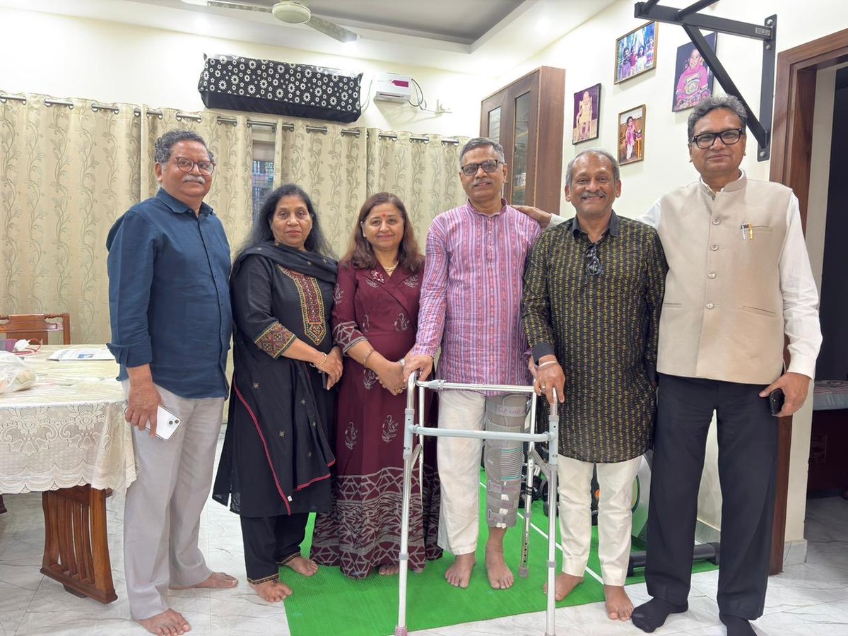 pradhnitin's tweet photo. हमारे बैच के साथी नागेंद्र किशोर बैडमिंटन खेलते हुए अपने घुटने का लिगामेंट तुड़वा बैठे हैं। हालाँकि अब सर्जरी के बाद उनकी स्थिति में सुधार है। उनकी मिजाजपुर्सी के लिए हम लोग आज नागेंद्र के घर पहुँचे। @IIMCAA की एक कनेक्शन मीटिंग रविवार को पटना में हुई और एक हमने अपने साथी नागेंद्र के घर पर अपने बैच (1990-91) की करी। उम्मीद करते हैं नागेंद्र जल्द स्वस्थ होकर सामान्य जीवन में लौटेंगे। 
@kalyan0302