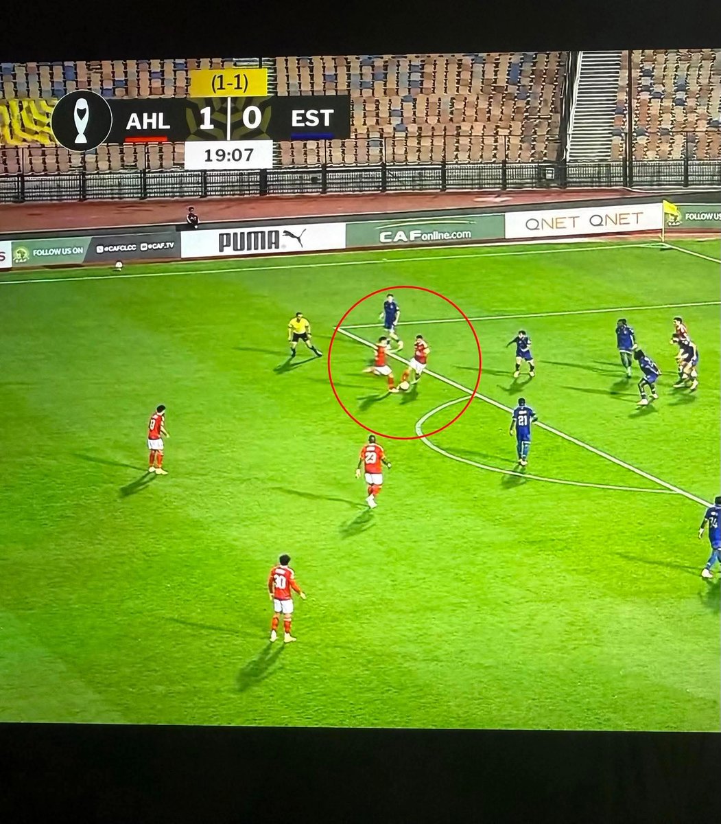 اللقطة دي بتوضح ان كل لاعب بيلعب لنفسه مش للفريق ، كل واحد عايز ياخد اللقطة ويسجل الهدف بنفسه ويقول انا المنقذ بتاع الفريق عشان بعد الماتش يصدعنا بالاستوريهات ع الانستا ومحدش بيفكر في الفريق تماما ..

امام عاشور باصص لغيره ع طول و مش عايز حد غيره يتنجم مش عايز تريزيجيه و زيزو و