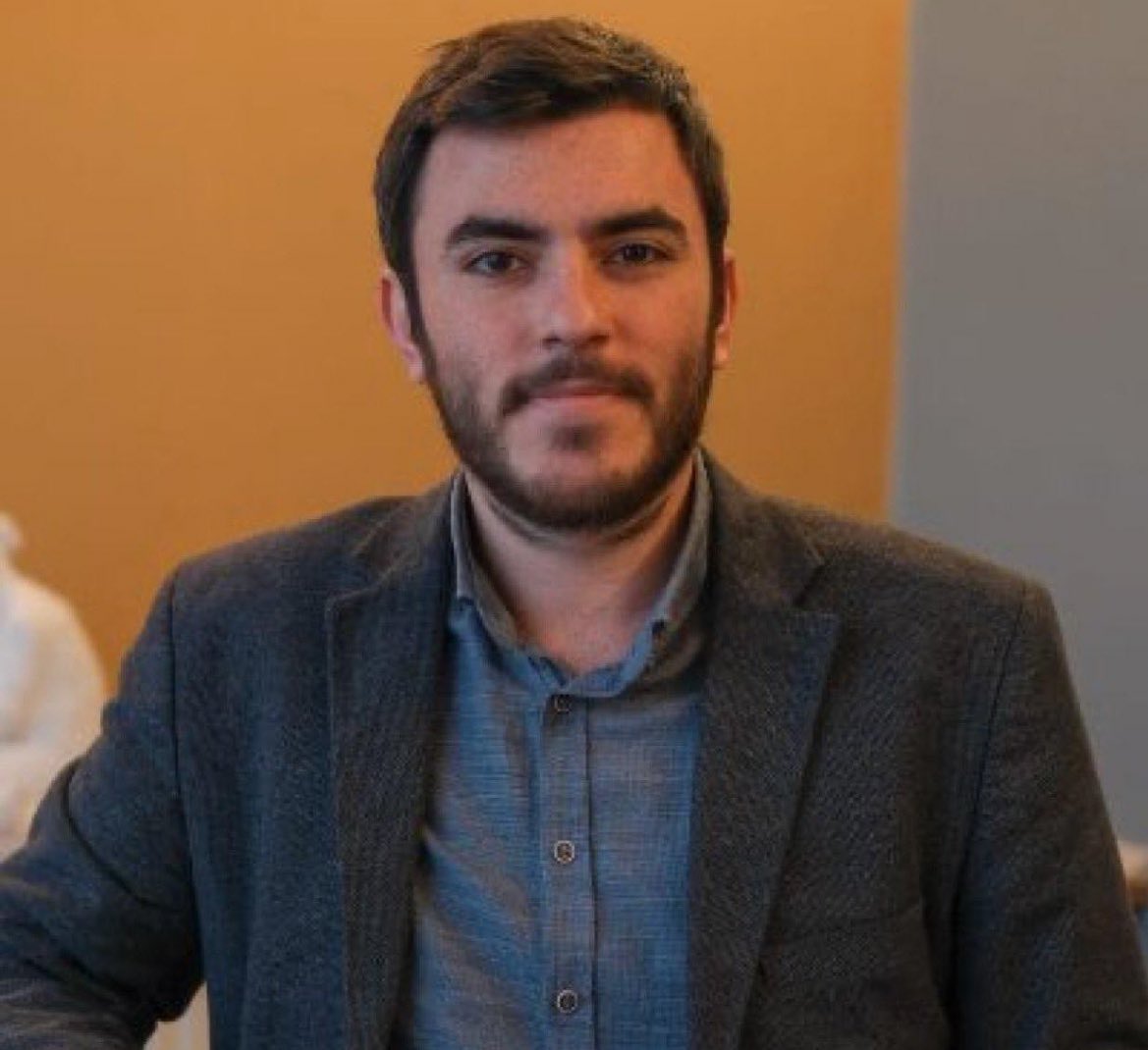 İsmail Arı’nın henüz 30 yaşında olduğunu biliyor muydunuz? Kaç yıldır kaç dev doyasını okumaktayız. Aklıma gelmeyen başka bir isim varsa ayıp olmasın, kusuruma bakılmasın ama kendi jenerasyonunun en büyük gazetecisi olabilir. Bu devirde artık bu yaşlarda hiçbir alanda pek bir