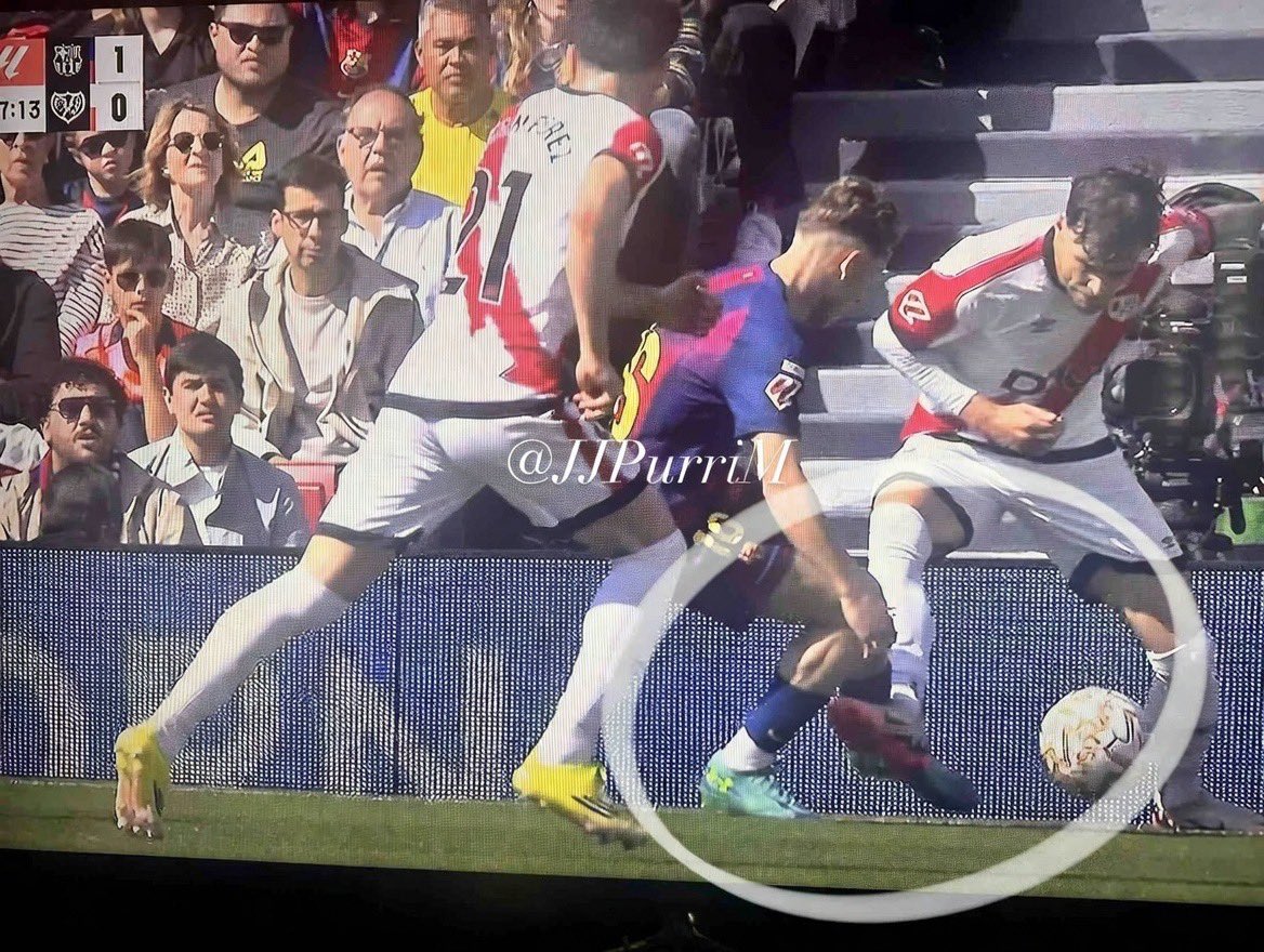 JJPurriM's tweet photo. 🔥👀 ALOE VERA? No creo, no? 🚨 #LaLiga #Negreira #RoboalRayo #FCB https://t.co/h4rWmgKK9m