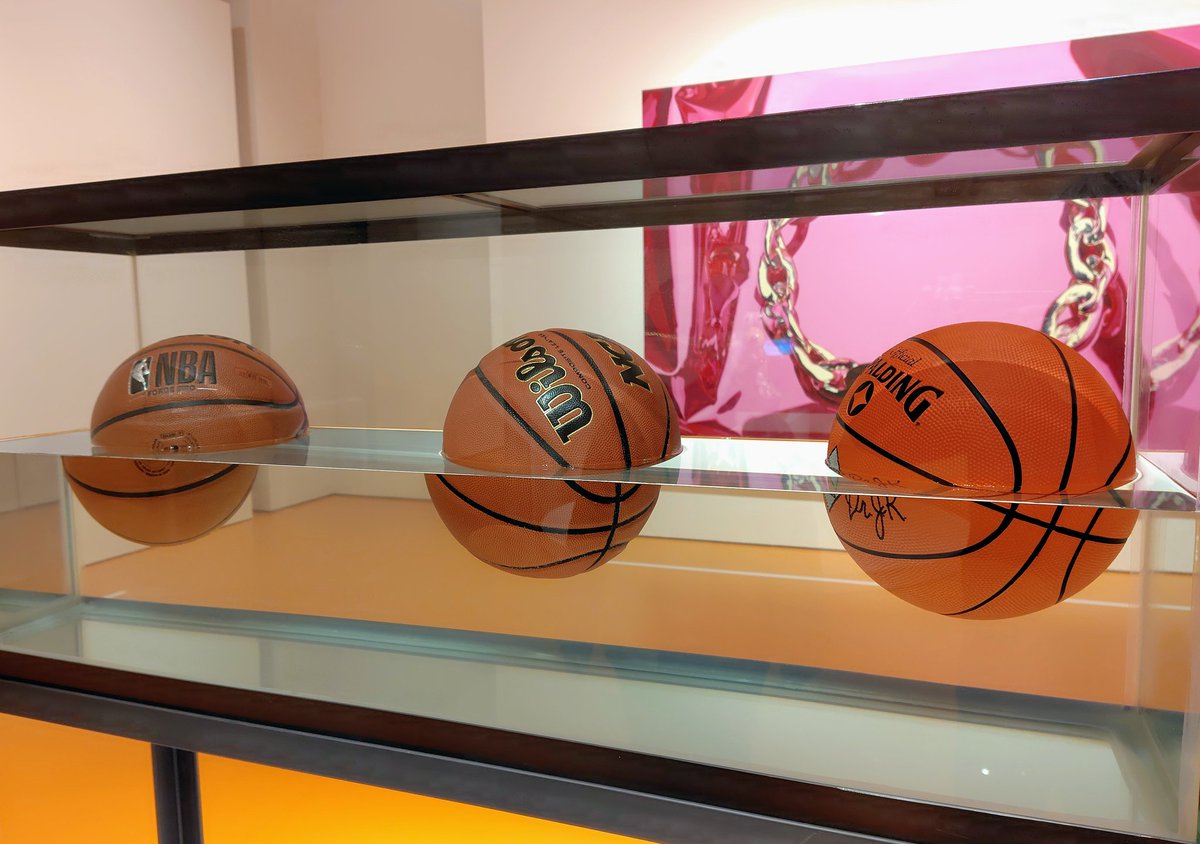 kuro959595's tweet photo. 今日行った大阪　心斎橋
ESPACE LOUIS VUITTON
アメリカの現代美術家
JEFF KOONS エキジビション
「PAINTING AND BANALITY」③
#JEFFKOONS https://t.co/2uAwhlNjWE