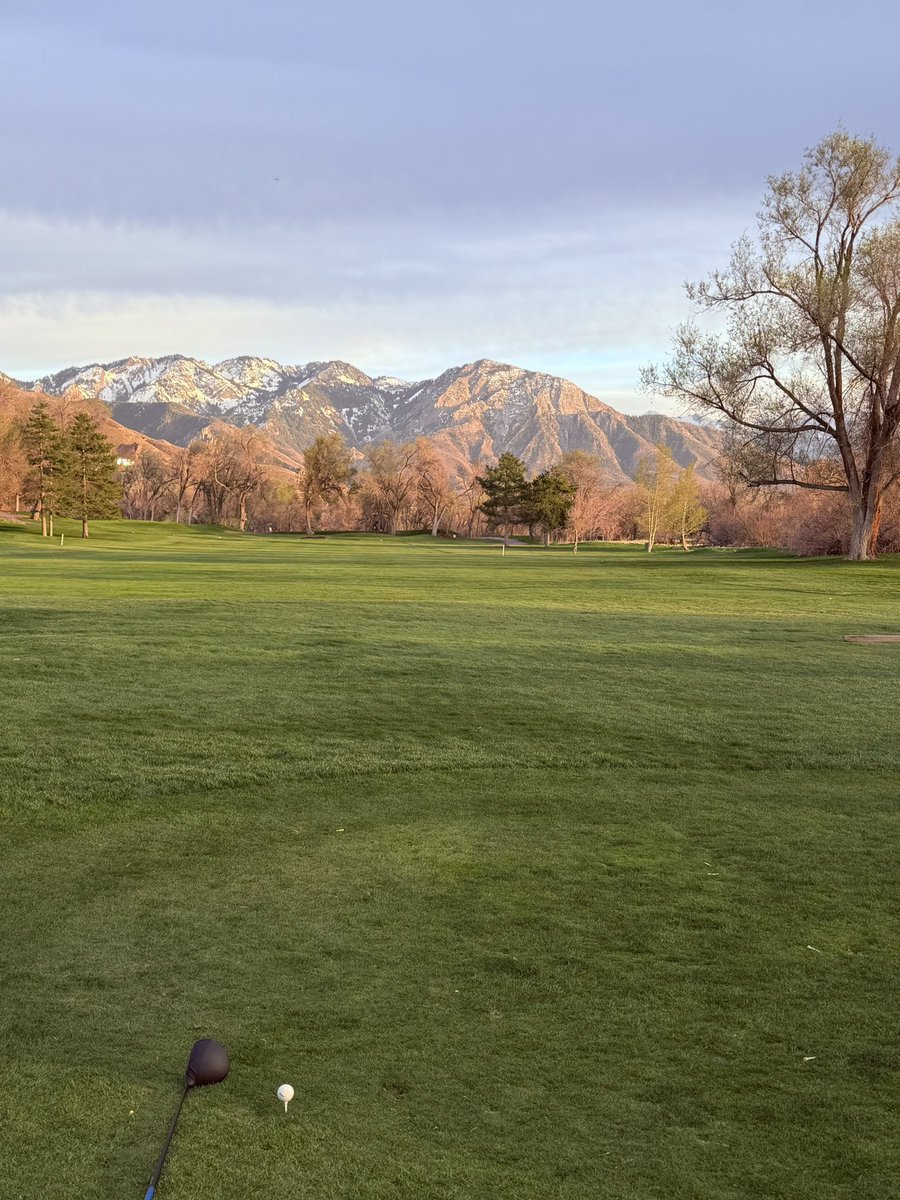 Dividend_Miner's tweet image. Good morning ☀️

Snuck in a round under the Wasatch ⛰️ yesterday…
Now it’s time to head back to Wyoming.

Grateful for the moments.
Back to building. 💰⛏️

#GoodMorning #GolfLife #Wyoming #SaltLakeCity #BuildInPublic