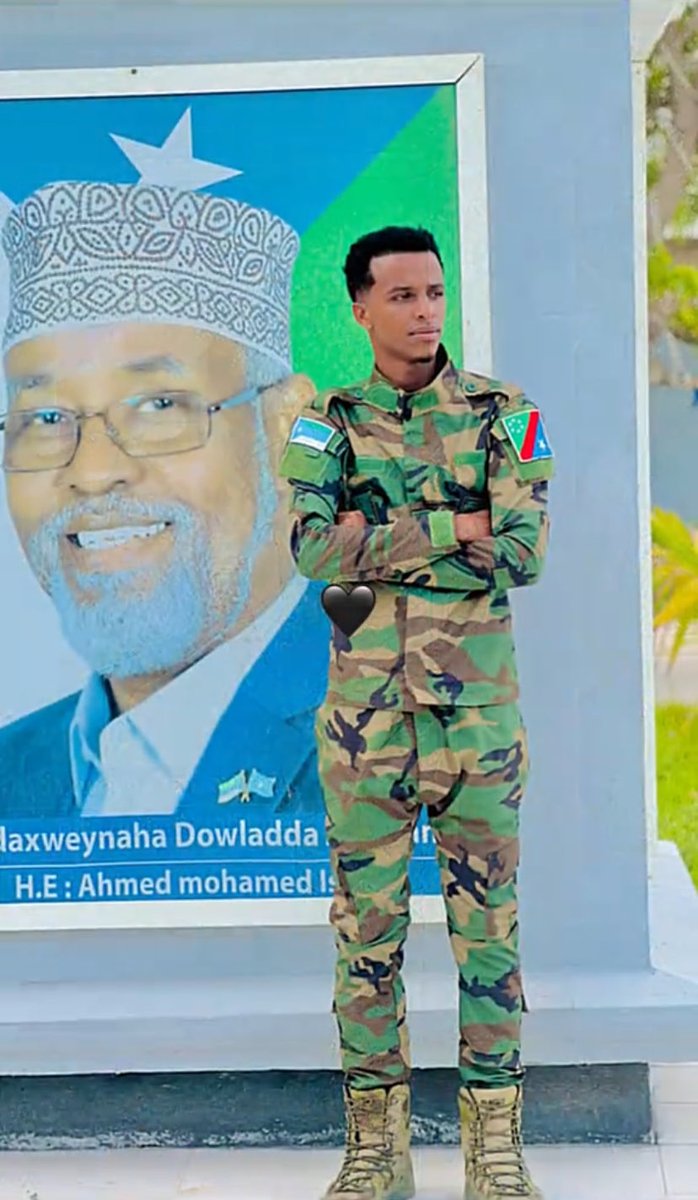 OgadenSoldier's tweet photo. A SWS soldier from Baraawe shows appreciation to Jubaland president Ahmed Islam for saving his life and the lives of his fellow soldiers who came from Barawe. While Hassan Sheikh Mohamud puts Somali soldiers at risk, Jubaland saves them. https://t.co/XcgPk6Xgpb