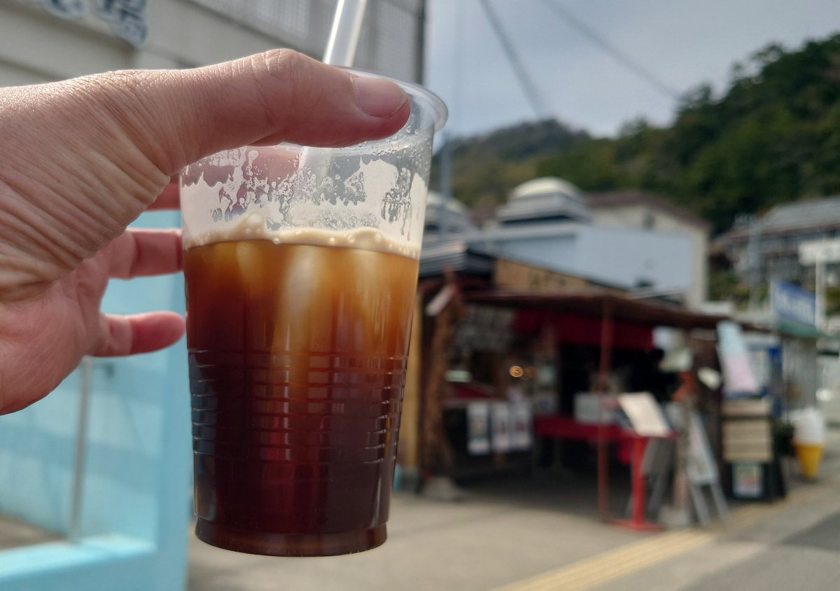 和歌浦のこのお店。
（名前忘れた　ひでや？）
アイスコーヒーが２００円やったわ。
観光地では、超良心的よね。(^^)