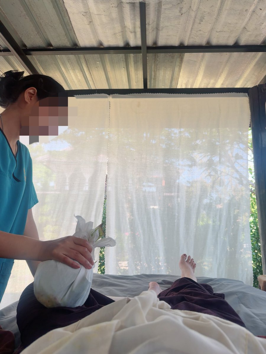 and_iku's tweet photo. 無事卒業も出来ました🎓
チェンマイ最終日のみ1日オフ🥰🇹🇭

勉強も兼ねて、本場ユーファイの生ハーブをフルコースで堪能してきました🌿
産後しか受けれないコースを頼もしい大大大先輩の交渉で受けれることに♡
静かな田舎で雑音ゼロの贅沢な時間🤤

帰りの飛行機の重量オーバーが心配🫨 https://t.co/n4y6WxZLaN