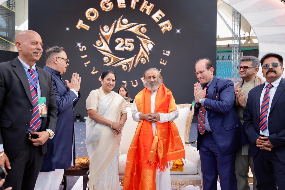 gupta_rekha's tweet photo. गुरुदेव श्री श्री रवि शंकर जी का दिल्ली में हार्दिक अभिनंदन।

आज जवाहरलाल नेहरू स्टेडियम में आयोजित “Together 25” Cultural & Spiritual Festival में उनका सान्निध्य प्राप्त हुआ।

यह आयोजन समाज के हर वर्ग को जोड़ते हुए सांस्कृतिक समृद्धि और आत्मजागरण की भावना को आगे बढ़ाने का एक सशक्त माध्यम है। 

गुरुदेव के प्रयास निरंतर व्यक्ति के भीतर संतुलन और चेतना का जागरण करते हुए समाज में समरसता और एकात्मता को सुदृढ़ कर रहे हैं।

साधुवाद।

@Gurudev