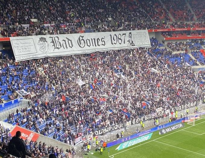 _FootPlus's tweet photo. 📄 TIFO PAPELITOS CHEZ LES BAD GONES ! 🔴🔵
#OLASM #BadGones #Lyon #Tifo #Ambiance https://t.co/qcGgLCoW53