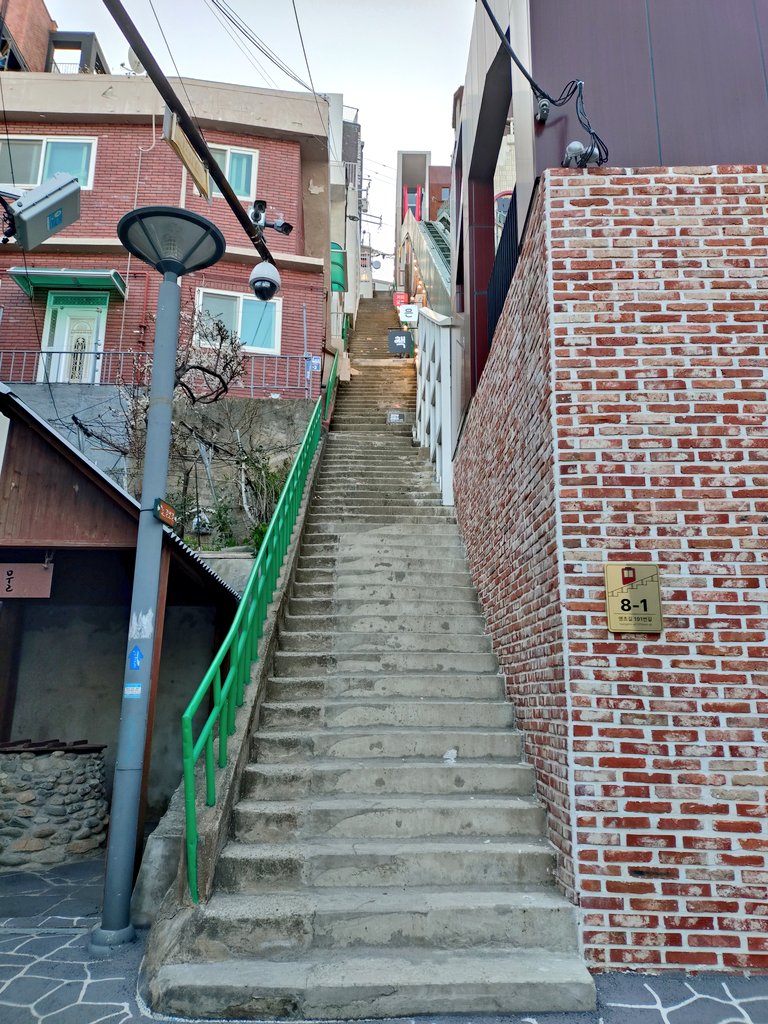 chestnuts0509's tweet photo. 高校時代の朋友と韓国旅行中✈️
初日は釜山駅近くの「草梁（チョリャン）168階段」へ

見上げるほどの急勾配の階段に絶望しかけましたが、実は横にあるモノレールにタダで乗れちゃうんです✨

登った先には釜山の街を一望するパノラマビュー！
アートな街並みも楽しめる静かな穴場スポットでした🎨 https://t.co/TJ3OoxMWQB