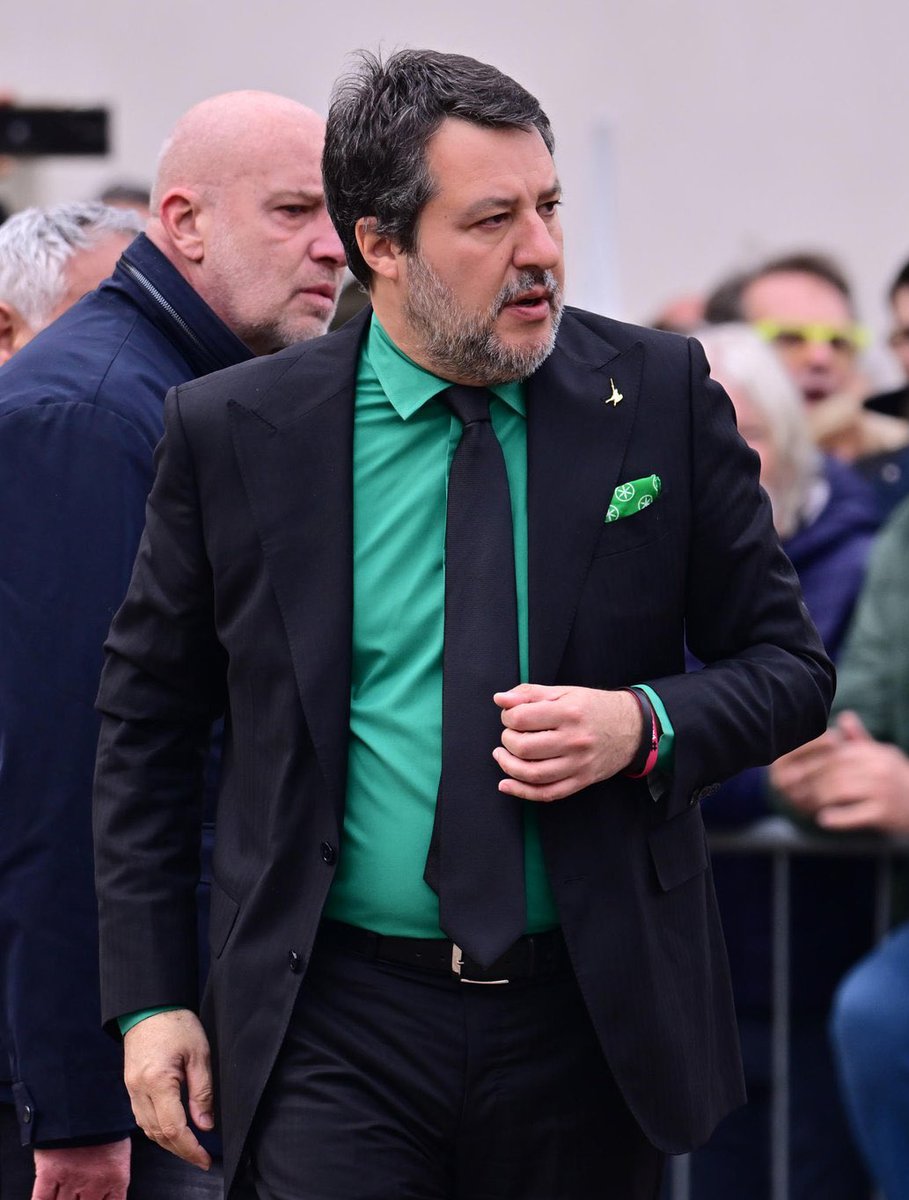 Lo abbiamo visto mascherato da vigile del fuoco, poliziotto, architetto, salumiere, ingegnere, protezione civile, panettiere... 

Oggi si è mascherato da leghista. 🤡