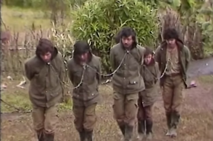 aun_historia's tweet photo. La masacre de Tacueyó y su ninguna lección

Tacueyó fue mucho más que un crimen atroz entre guerrilleros: fue el espejo más descarnado de una violencia que decía luchar por la redención mientras devoraba a los suyos. En este texto, Isidro Vanegas vuelve sobre la matanza de 164 militantes del Frente Ricardo Franco para mostrar que el horror no fue un desvío aislado, sino la expresión extrema de una cultura política capaz de justificar incluso lo injustificable. El artículo no solo revive una tragedia: plantea por qué, cuarenta años después, sus lecciones siguen sin asumirse.

Por Isidro Vanegas, para nuestra sección Presente pasado

Texto completo en: https://t.co/Tw5jlori1X