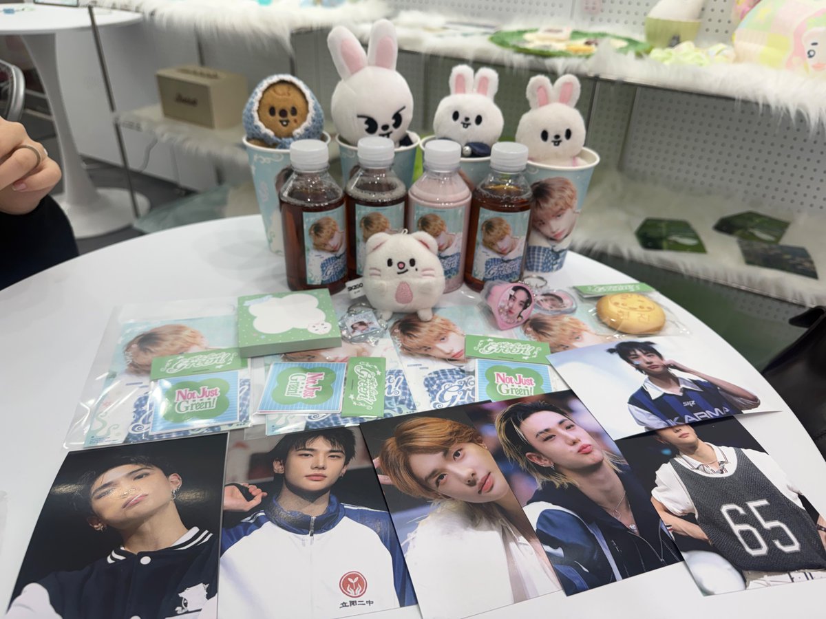 STAY_know_'s tweet photo. #NOTJUSTGREEN #현진이를좋아해보세요단순하게
너무 이쁜 생카엿어용 ㅎㅎ 거의 제 최애 생카,, 여기가 제 방이엇으면 조캔네용 허 허 https://t.co/MBZS6kNqZN