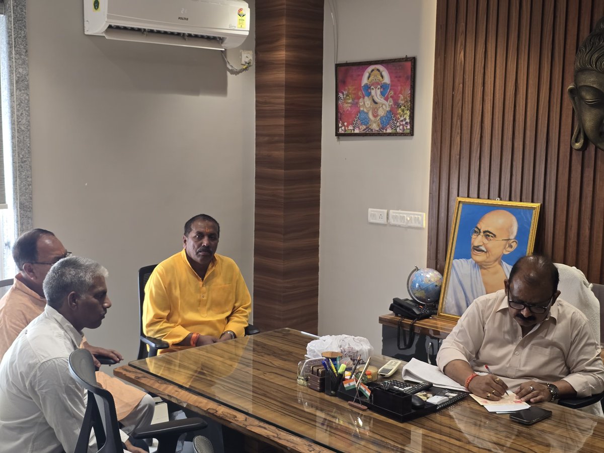 गढ़वा आवास पर पधारे श्री रामलला कुटी मंदिर के पदाधिकारियों द्वारा रामनवमी पर आयोजित होने वाले पावन कार्यक्रम हेतु आमंत्रित किए जाने पर हृदय से आभार।

प्रभु श्रीराम की कृपा से इस शुभ अवसर में सहभागी बनने का सौभाग्य मिलेगा, यह मेरे लिए गर्व और श्रद्धा का विषय है।

सियावर रामचंद्र