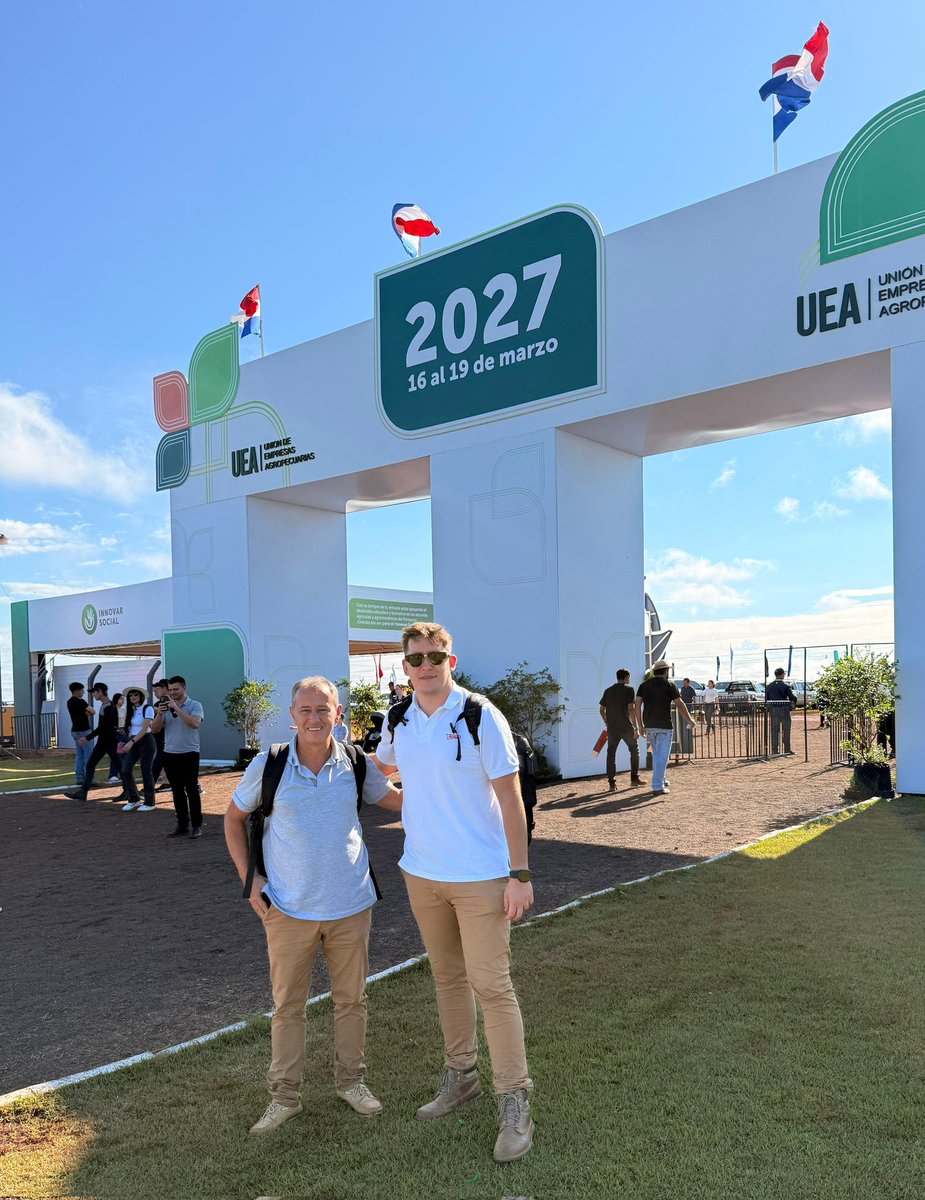 CestariTolvas's tweet photo. Como cada año, estuvimos presentes en @innovarferia  en #Paraguay 🇵🇾 y siempre junto a nuestros distribuidores y amigos #HPetersen . Nuestra #tolva S6 continúa recorriendo Latinoamérica mostrando nuestras innovaciones y representando con orgullo a nuestro país 🇦🇷. #SomosCestari https://t.co/iihPyn8uNo