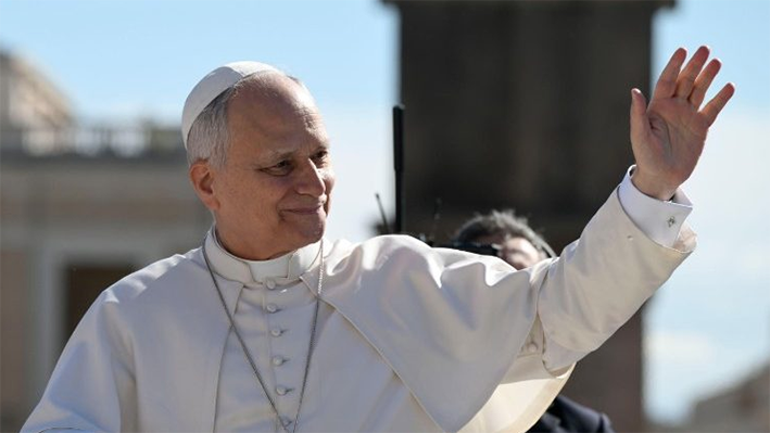 La resurrección de Lázaro nos invita, liberar nuestros corazones de hábitos, condicionamientos y formas de pensar que, como grandes piedras, nos encierran en los sepulcros del egoísmo, el materialismo, la violencia y la superficialidad. 
Leon XIV
n9.cl/gbmv7x