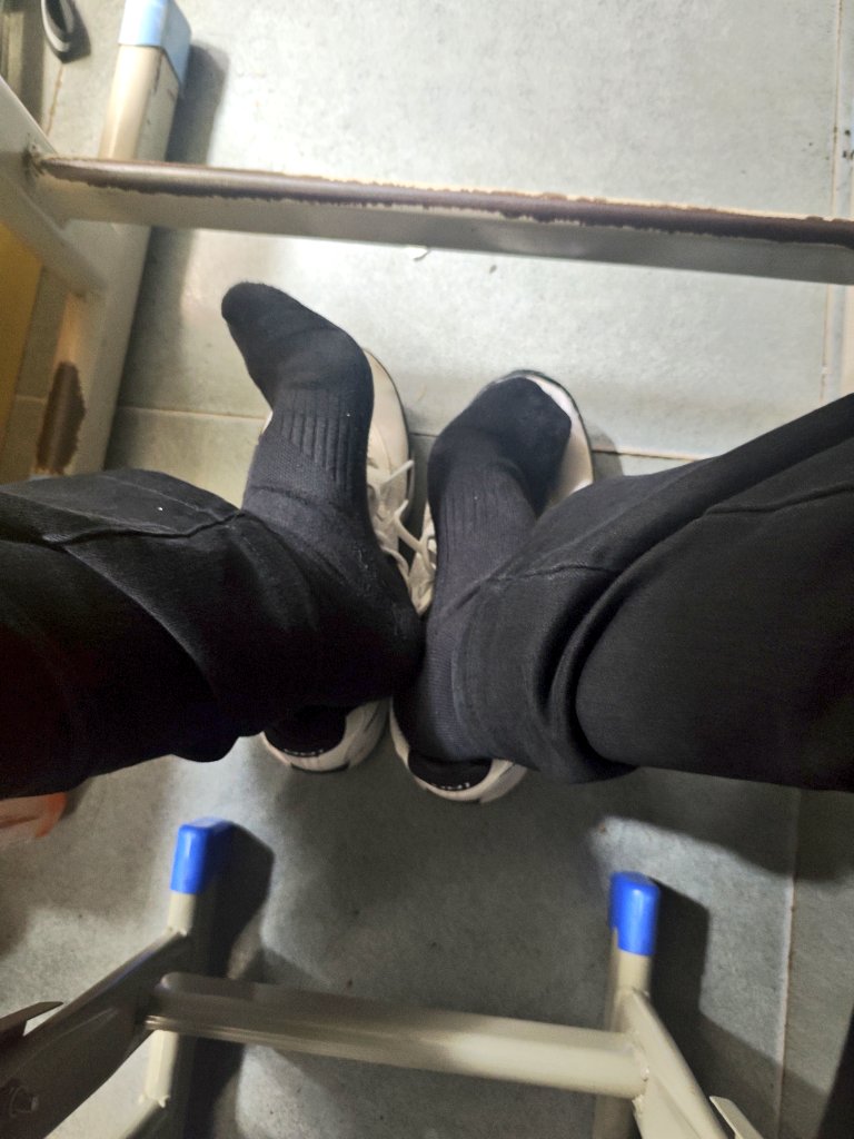 wei070209's tweet photo. 偷偷脱个鞋应该不会被发现吧 https://t.co/9DFml5TWra