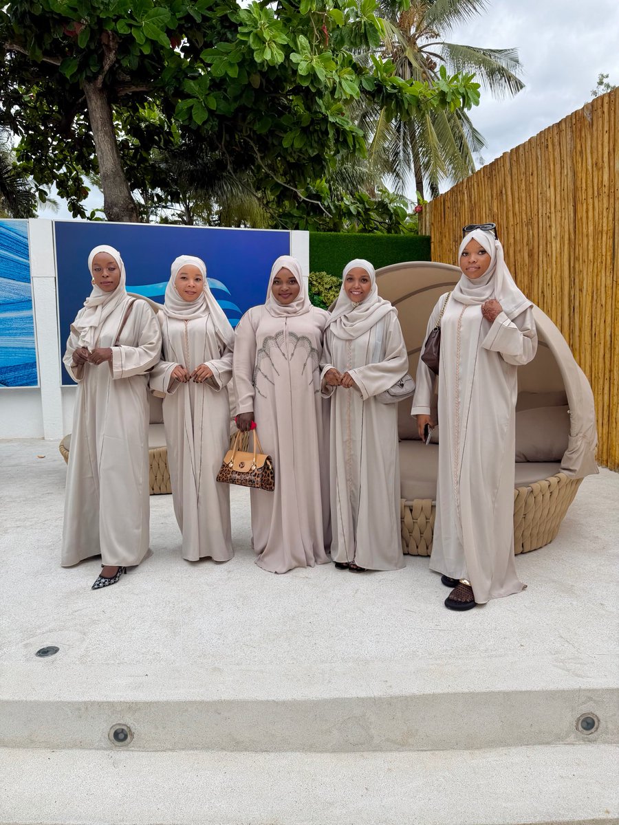 Dada_baheart's tweet photo. Late EID MUBARACK 🥰❤️
With my team Abaya mabaibui❤️ https://t.co/tYytS8VlCE