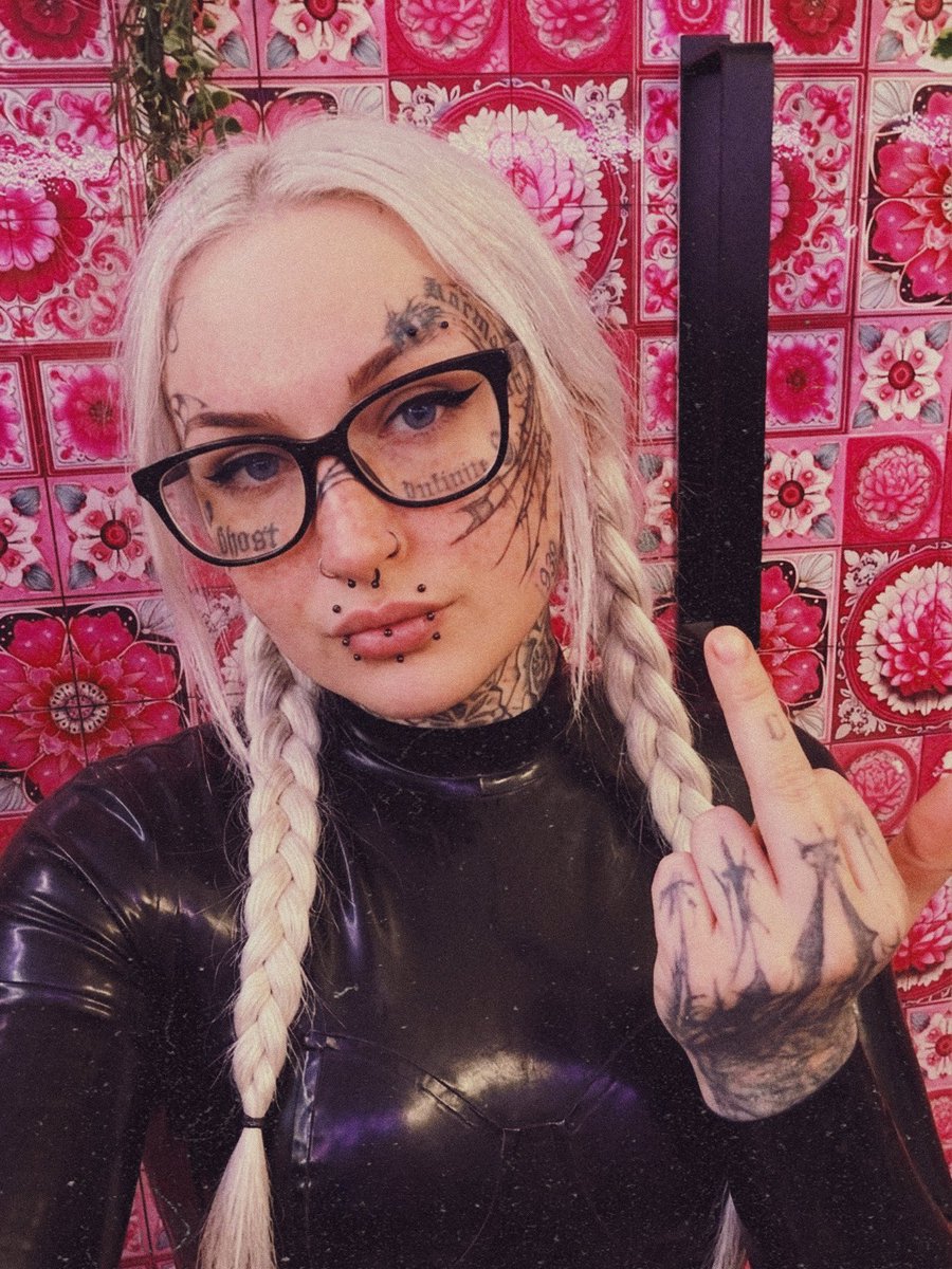 FindomMonsterSophie955 tweet media