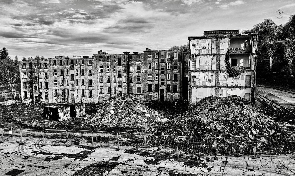 DougieCoullPix's tweet image. Continuing my photo essay of what was dubbed Scotland’s ‘Chernobyl’ as the demolition continues.

#portglasgow #inverclyde #urbandecay #photography #blackandwhitephotography #decay #urbanart #demolition
