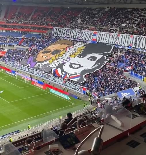 _FootPlus's tweet photo. 🎨 TIFOS ET ÉMOTION AU VIRAGE SUD ! 🔴🔵
Avant le coup d’envoi d’#OLASM, les supporters lyonnais ont déployé de magnifiques tifos… avec une touche personnelle : un anniversaire d’alliance célébré en tribune 💍❤️
#OLASM #BadGones #VirageSud #Tifo #Lyon https://t.co/E9aZXaPEZH