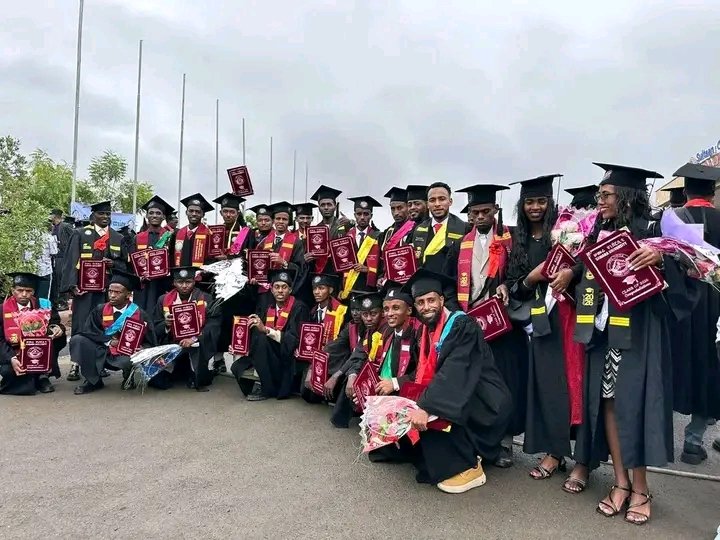 Afar_Traingles's tweet photo. Samra University congratulates all the students who have graduated from various departments after many years of hardship.
#Congratulates👏🌷🌷🌷
#barinnay_barisnay.
                   ✍️ https://t.co/MhQqLIcjlO