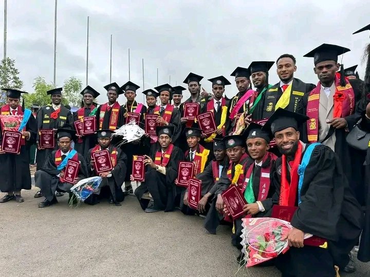 Afar_Traingles's tweet photo. Samra University congratulates all the students who have graduated from various departments after many years of hardship.
#Congratulates👏🌷🌷🌷
#barinnay_barisnay.
                   ✍️ https://t.co/MhQqLIcjlO