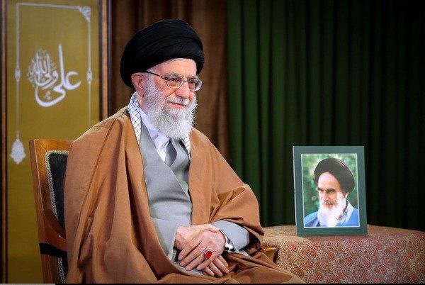 دلگرمی ما به صحبت رهبر بود
هر سال پر از حماسه و باور بود
با خون خودش پیام نوروزی داد
امسال پیام او حماسی‌تر بود

✍ شاعر: «آقای محمدحسین مهدویان»

#لبیک_یا_خامنه_ای 
#حضور_مقدس
