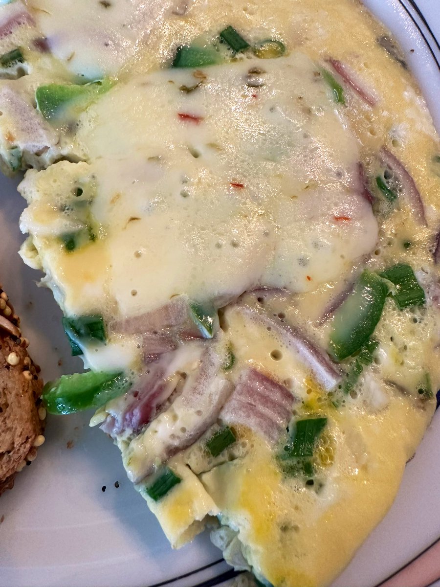 free_style_chef's tweet image. Eggs and toast are ready for Sunday brunch / breakfast. 

#brekkie #omelet #cheese #bread