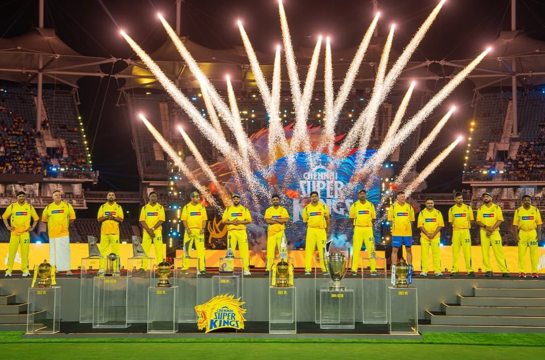 🚨What a frame ! CSK OG players with trophies won by CSK 🥹💛