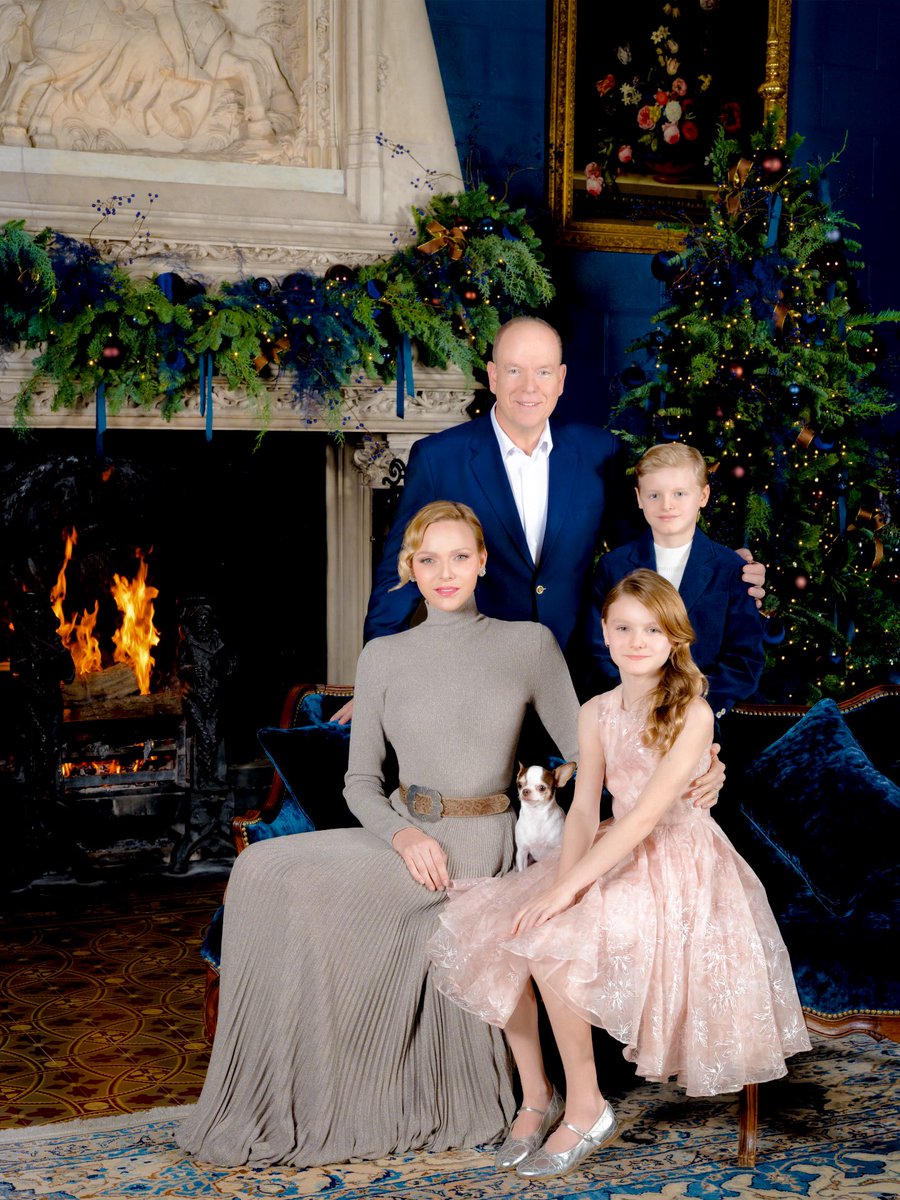 royalchildren_'s tweet image. #PrinceAlbert II, #PrincessCharlene #PrinceJacques &amp;amp; #PrincessGabriella of Monaco with their dog, pose for an official portrait to wish everyone a Merry Christmas 2025, at The Prince's Palace in Monaco 🎄 -December 7th 2025.
.
📷 : Vanessa von Zitzewitz/Palais Princier de Monaco