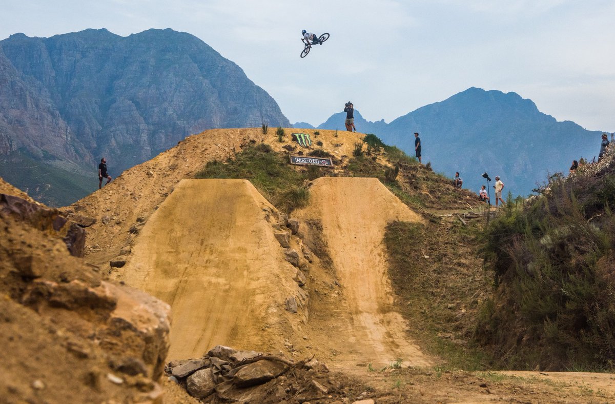 TheCapeArgus's tweet image. Nearly 40 of the world’s top freeride MTB riders took on massive jumps and next-level lines at the 10th Annual Darkfest 🔥🚵‍♂️

📸 Supplied
🔗capeargus.co.za
#Darkfest #MTB #Freeride #Stellenbosch #ExtremeSports