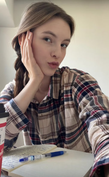 Vitek7807777126's tweet image. Weekends can't escape deadlines either! Sipping coffee while catching up on notes—how do you ladies manage to stay disciplined or just slack off on weekends? Let's chat! #WeekendRoutine #StudyChallenge #CoffeeGirl