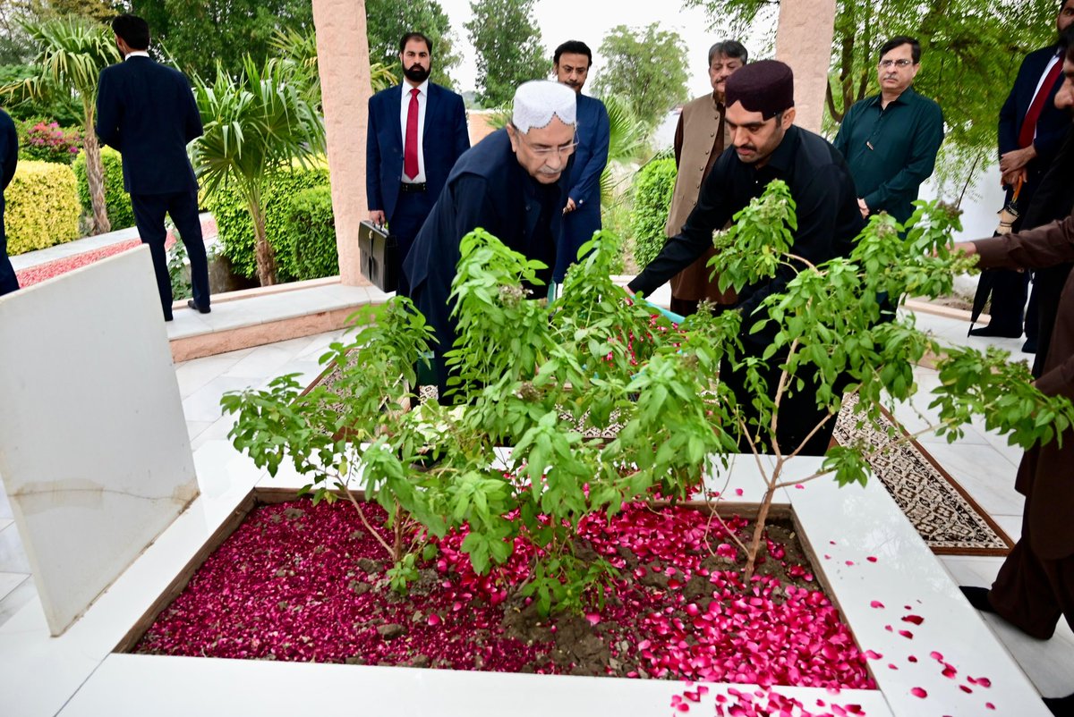 President <a href="/AAliZardari/">AsifAliZardari</a> offered Fateha and laid flowers on the grave of his mother, Begum Bilqees Sultana, at Baloo Ja Quba.