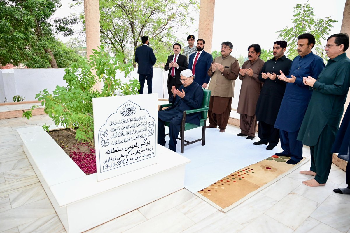 MediaCellPPP's tweet photo. President @AAliZardari offered Fateha and laid flowers on the grave of his mother, Begum Bilqees Sultana, at Baloo Ja Quba. https://t.co/BGWpgiTCgE