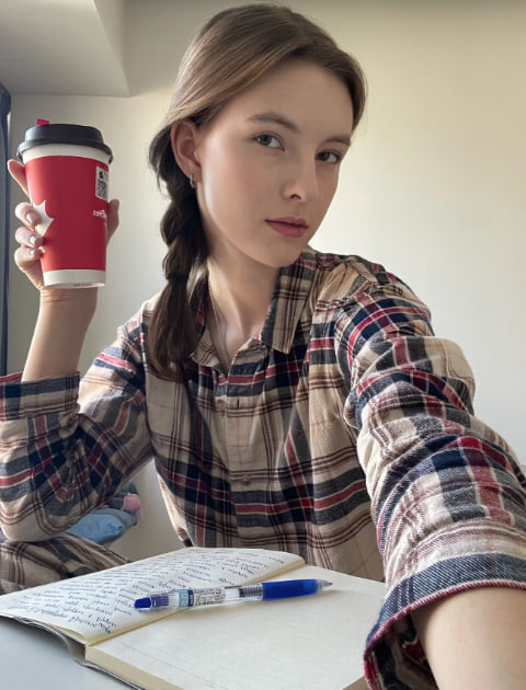 Vitek7807777126's tweet image. Weekends can't escape deadlines either! Sipping coffee while catching up on notes—how do you ladies manage to stay disciplined or just slack off on weekends? Let's chat! #WeekendRoutine #StudyChallenge #CoffeeGirl