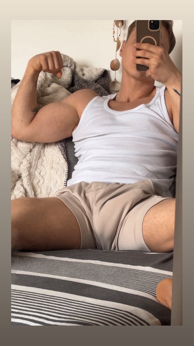 phatasss3's tweet photo. So hornyyy 
#gay #czechgay #horny #thighs #dick #bulge https://t.co/1yLS4M402K