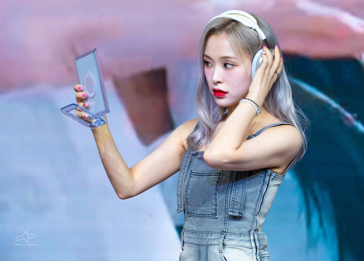 [✏️] Gahyun no fansign Who's Fan da era 'JUSTICE' (09/08/24):

De headphones 🎧

#Gahyun #Dreamcatcher #드림캐쳐 <a href="/hf_dreamcatcher/">드림캐쳐 Dreamcatcher</a>

© future_insomnia